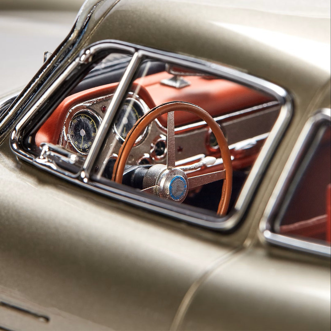 Mercedes-Benz 300 SL “Gullwing” Coupe 1:18 Scale Model